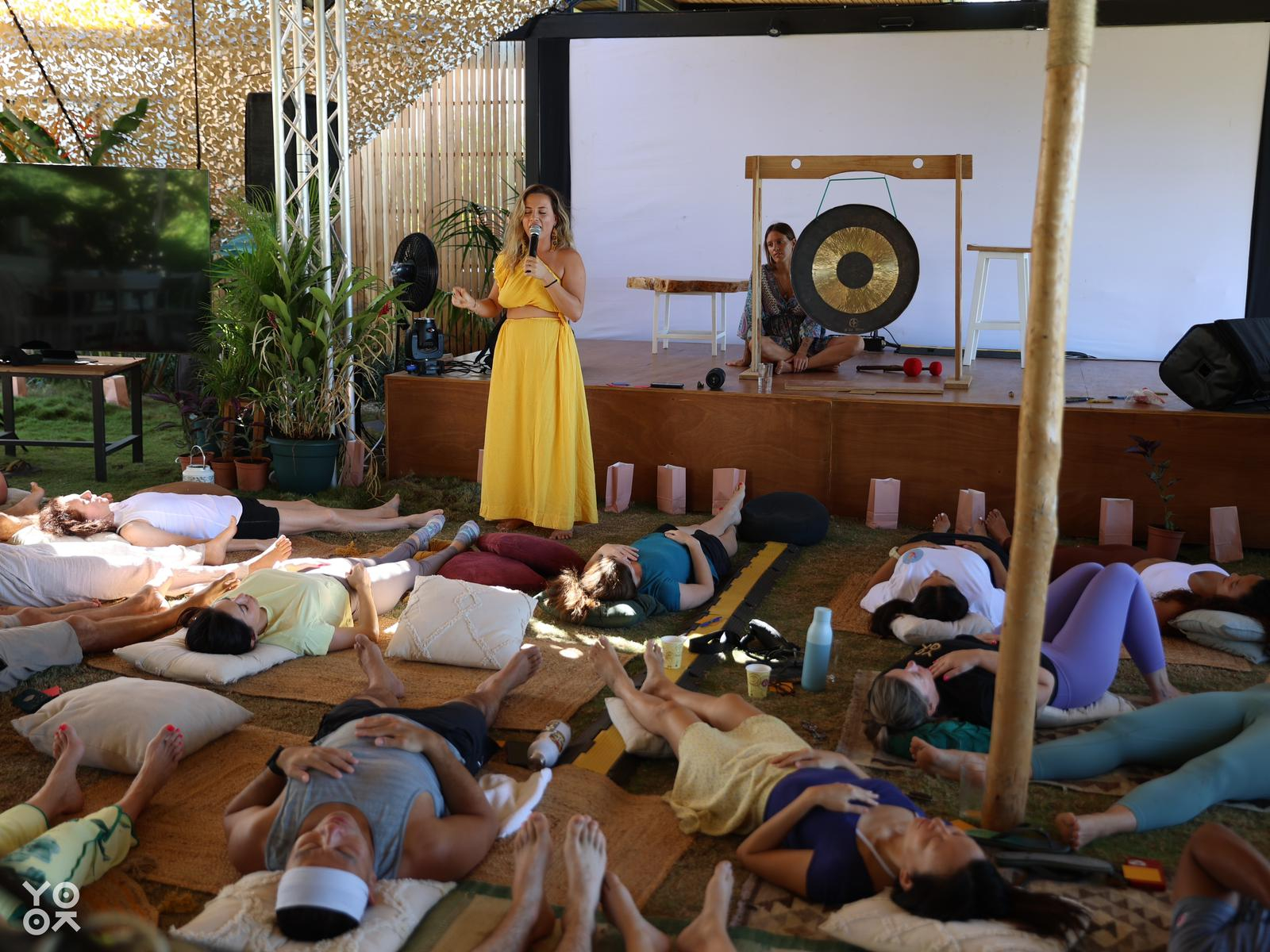 Sesión de respiración con nuestros amigos🧘 ♀️ en nuestro jardín.
