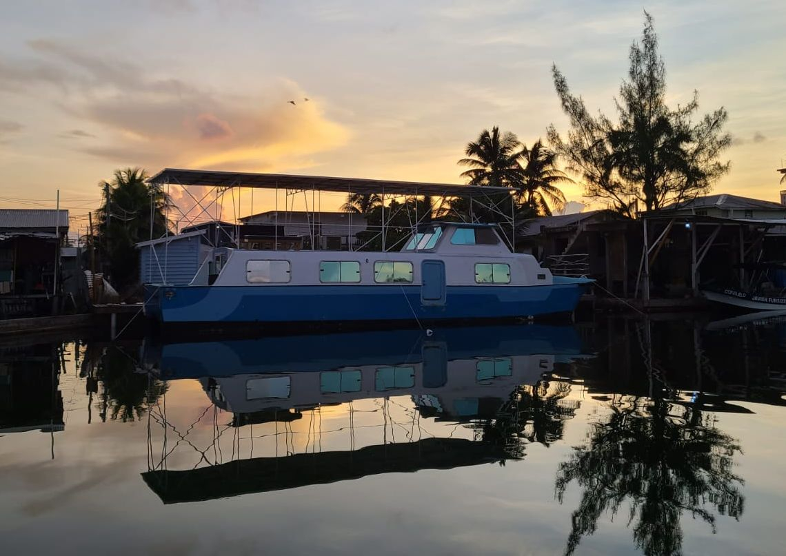 Casa flotante solar en la ciudad de San Pedro, Belice