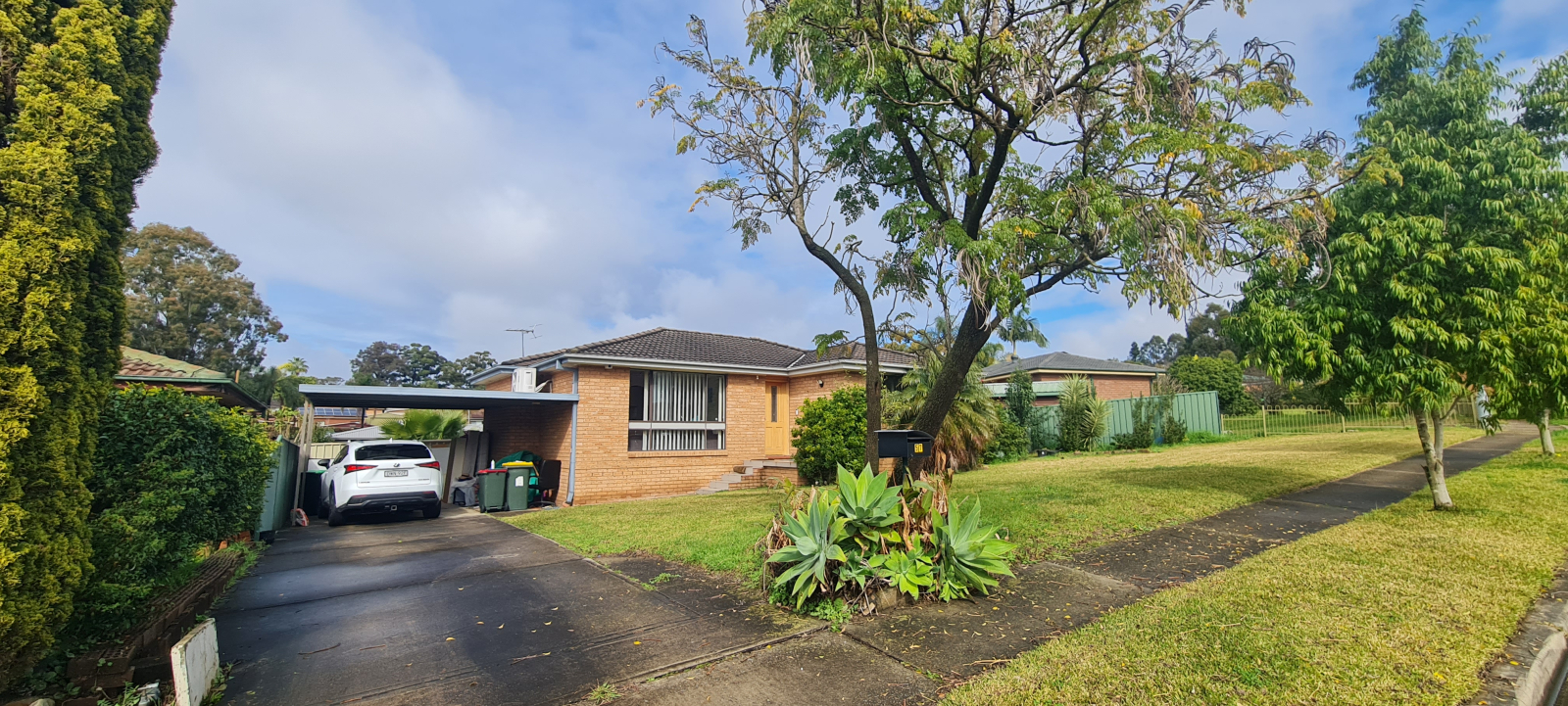 Maison de banlieue de taille régulière sur rue tranquille. Grande cour. Animaux acceptés.  Extérieur ...