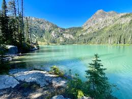 Magnifique randonnée vers les lacs alpins en été