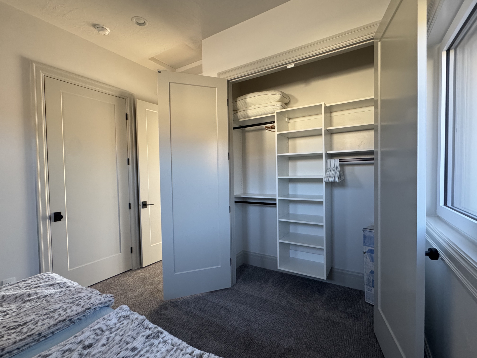 Chambre droite, placard double porte avec lit portable.