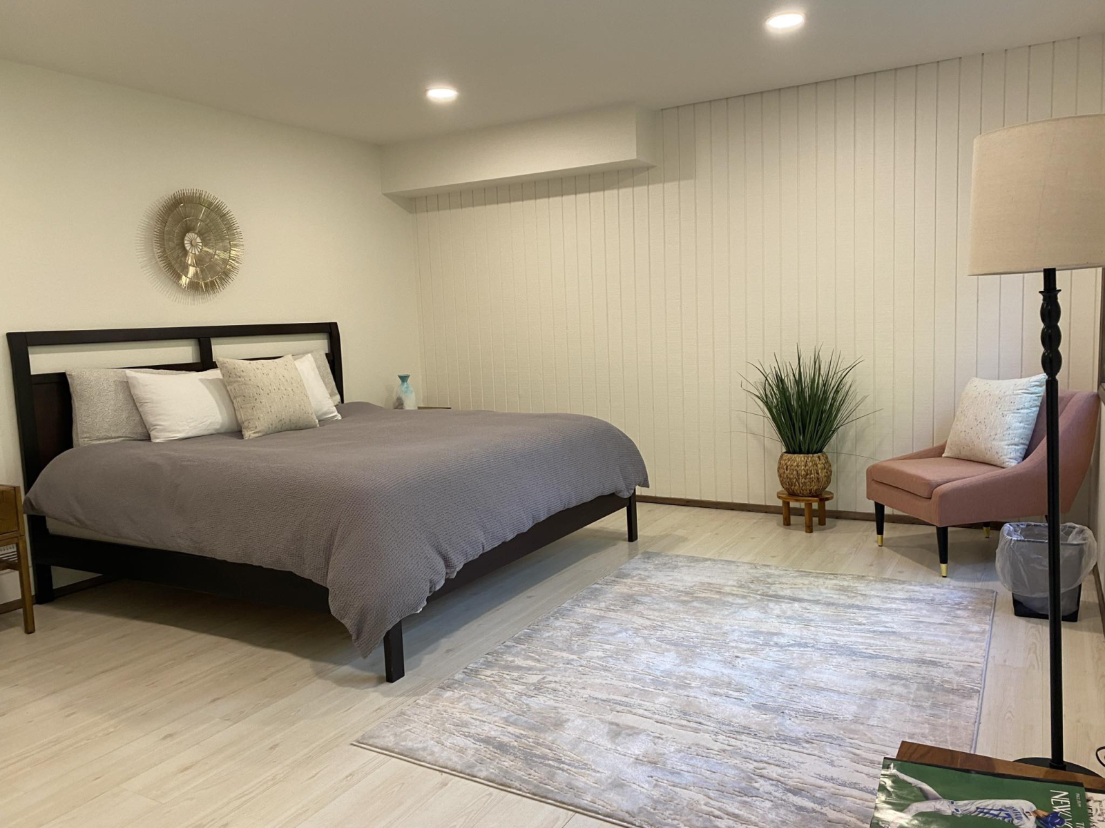 Grotto Mother-in-law guest apartment - king sized bed with walk-in closet