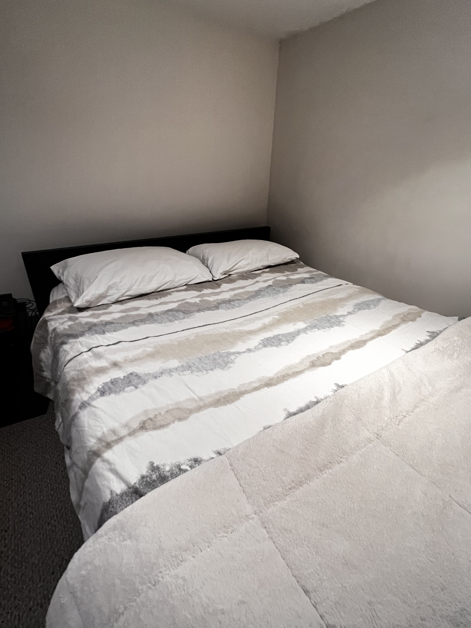 Schlafzimmer mit Queen-Size-Bett, Kleiderschrank und dieses Zimmer hat auch ein Büro/Schreibtisch-Layout.