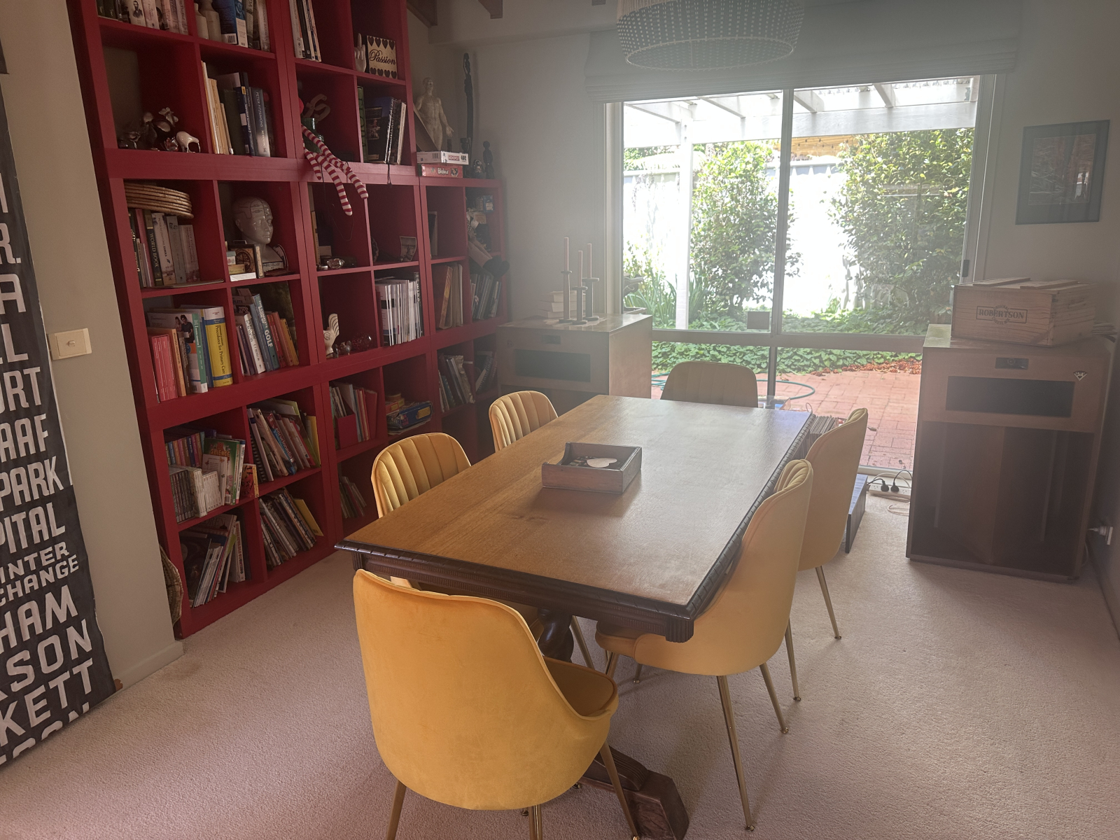 Comedor acogedor con muchos libros infantiles, puzles y juegos.
