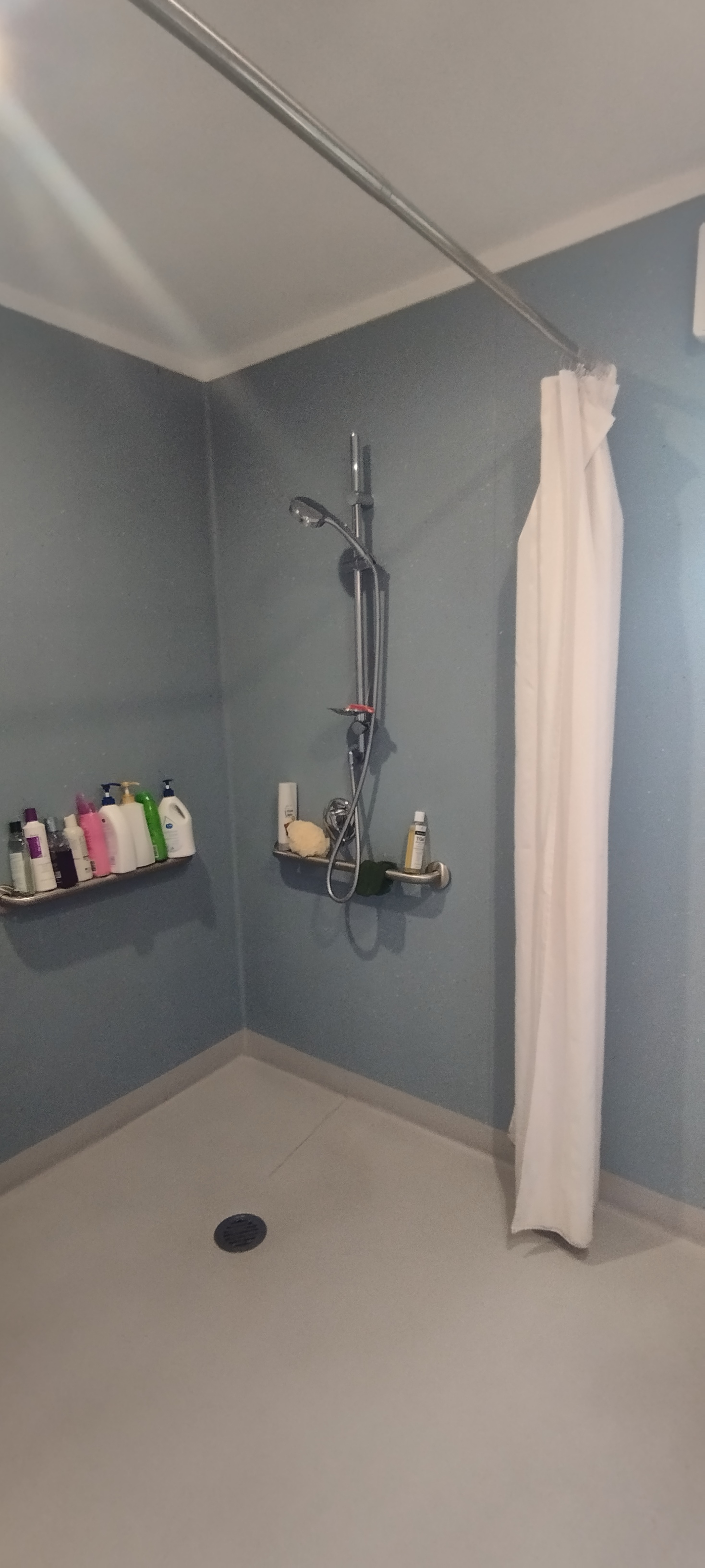 Badkamer met toegankelijke douche