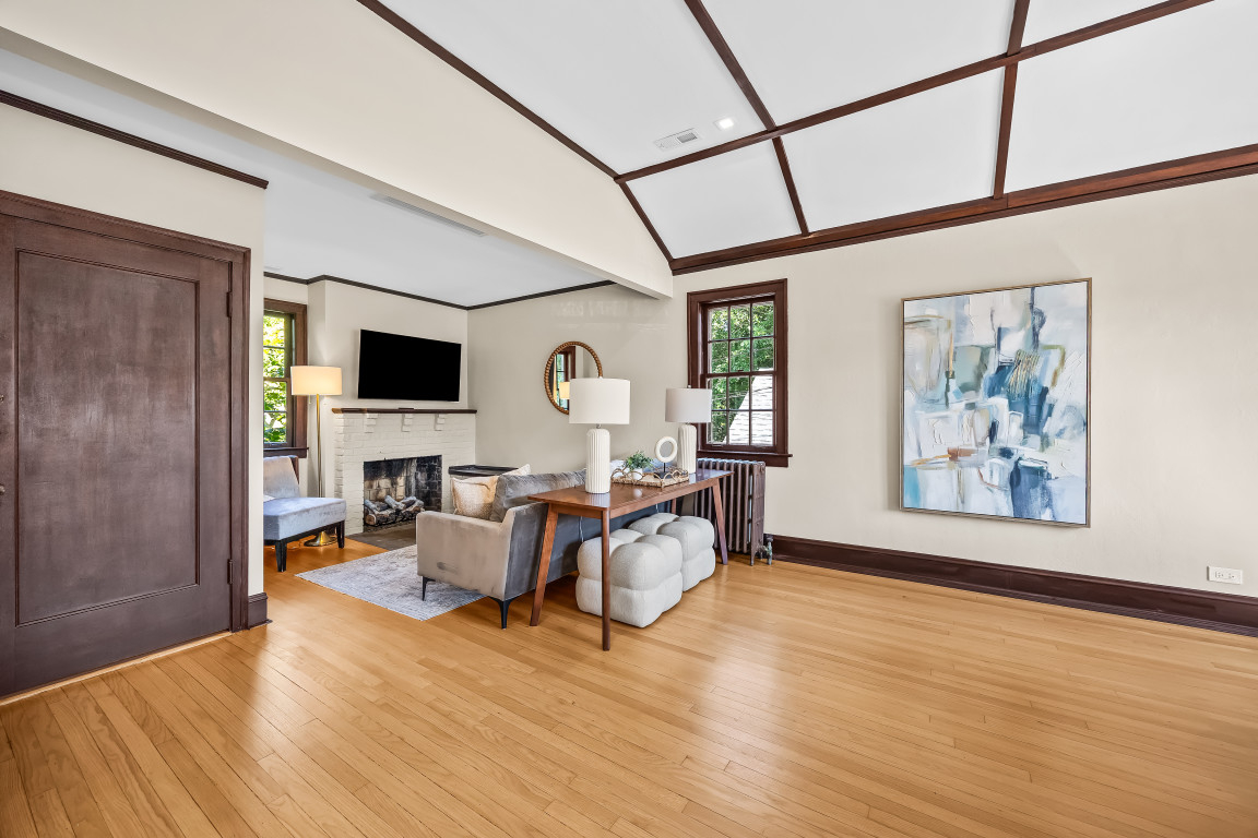Charming coach house in college town minutes from Chicago