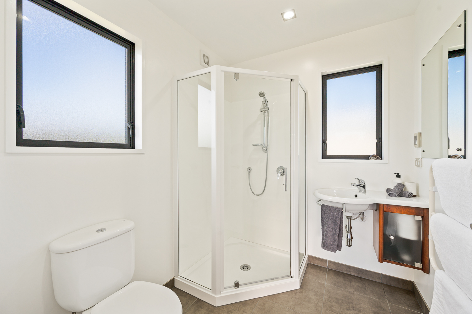 Geräumiges Badezimmer: Dusche, WC und Waschbecken. Fußbodenheizung für den Winter. Bettwäsche wird g ...