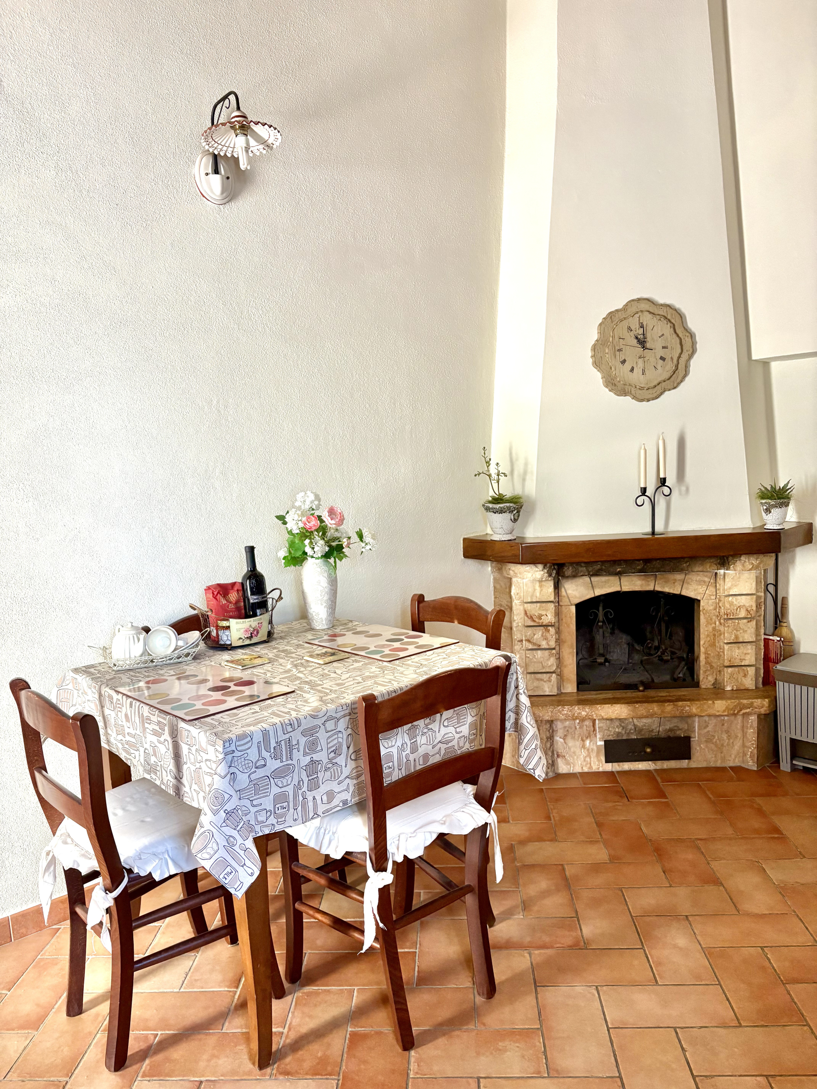 Gezellig huisje in een middeleeuws dorp op een heuvel in Toscane