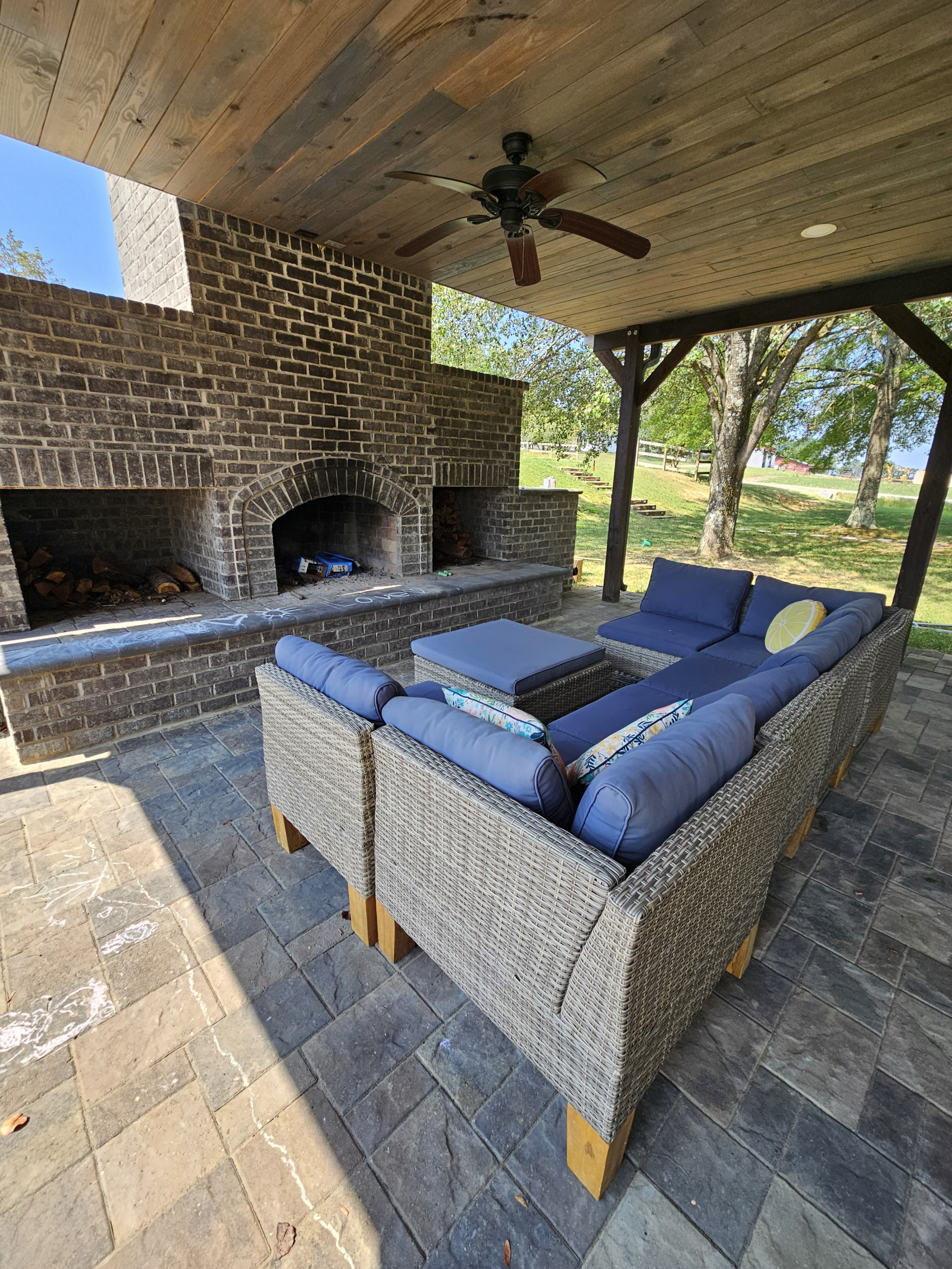 Foyer extérieur et coin salon dans le patio
