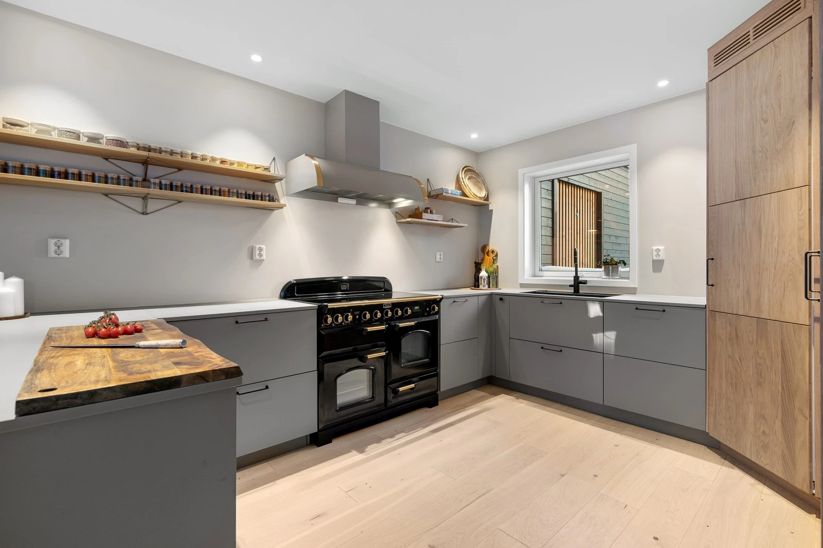 Cozinha espaçosa que está totalmente equipada para cozinhar qualquer coisa.