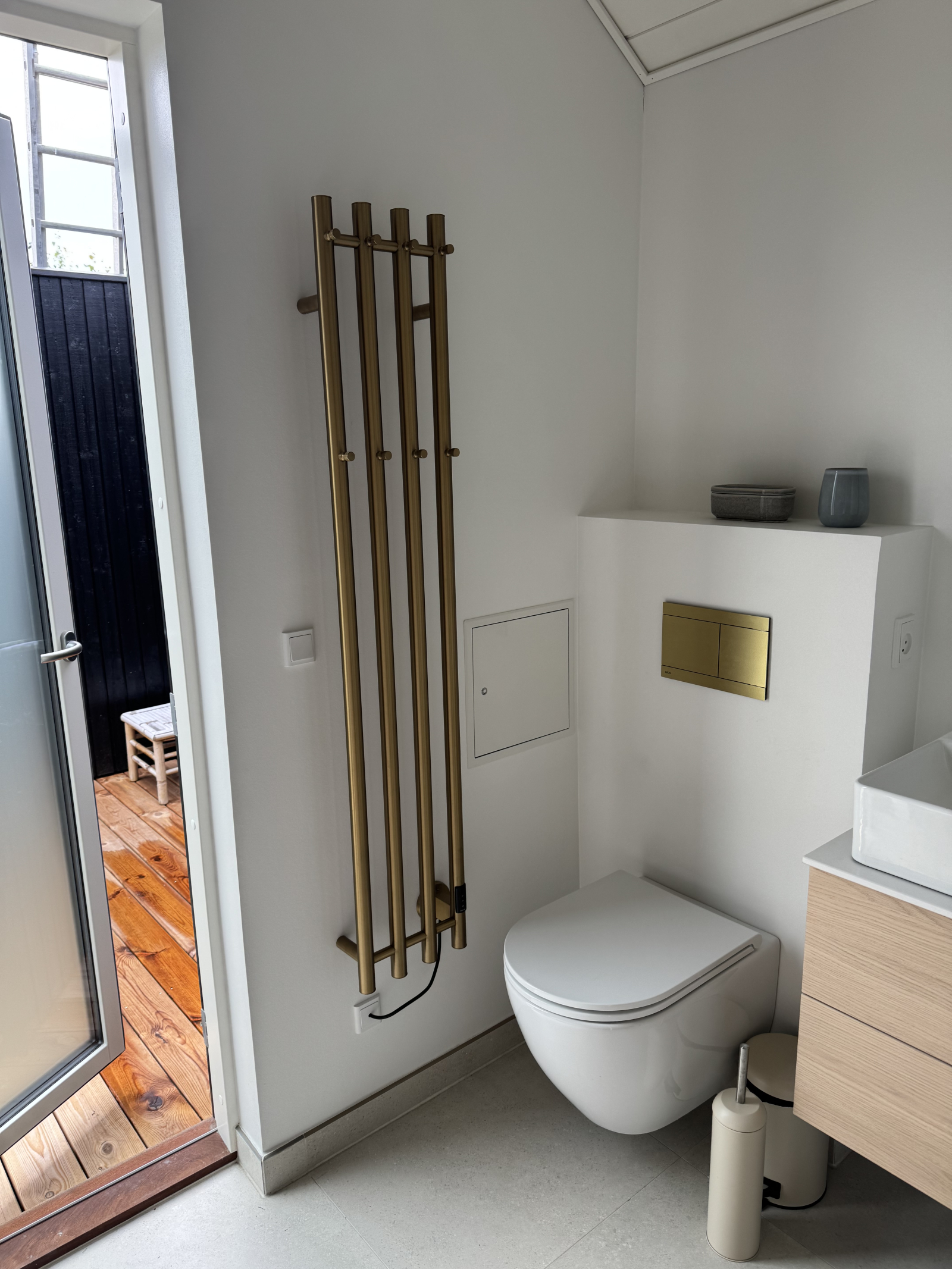 Baño 02 con acceso a la ducha exterior.