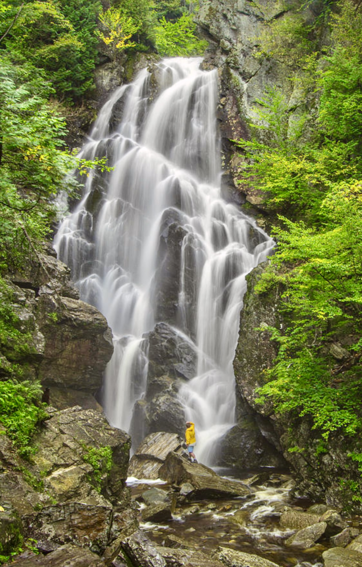 Angel Falls é uma cachoeira de 90 pés, uma das maiores do estado. Venha no inverno para vê-lo comple ...