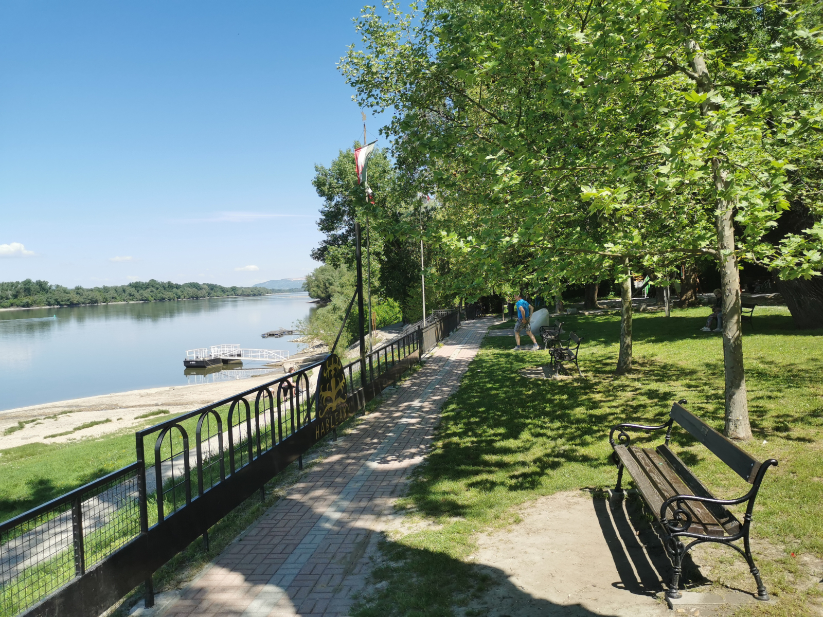 El tramo agradable más cercano del Danubio, con una pequeña playa abierta (vestuarios, duchas, baños ...