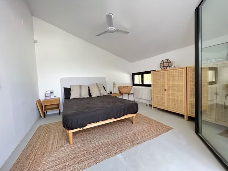 Design 3-bedroom chalet 10-min walk to the beach with studio-office by the pool