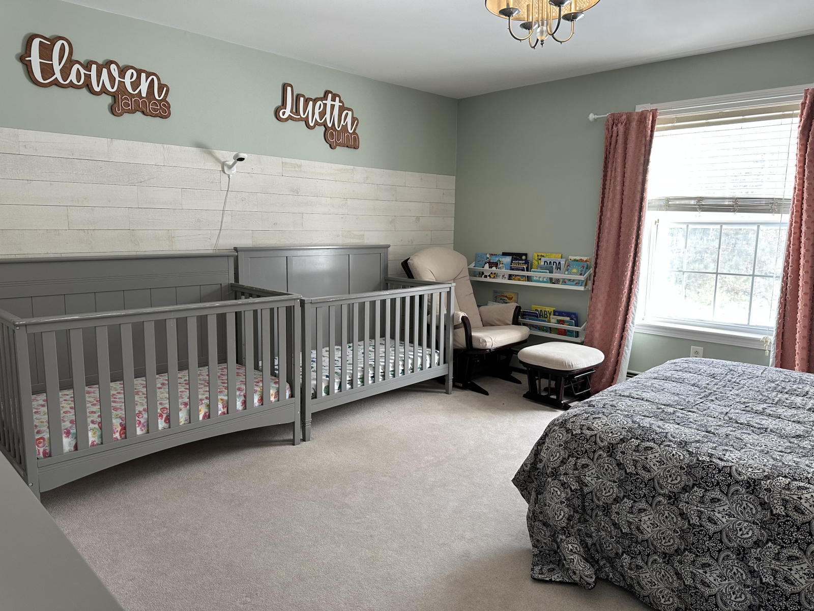 3º quarto com planador, dois berços (ou camas de criança), duas cômodas e cama queen size.