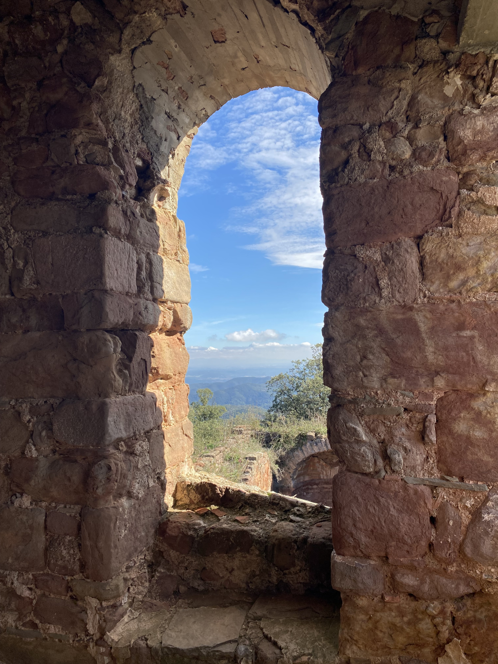 Cataluña, a medio camino del volcán, con una vista preciosa de Olot y sus colinas circundantes.