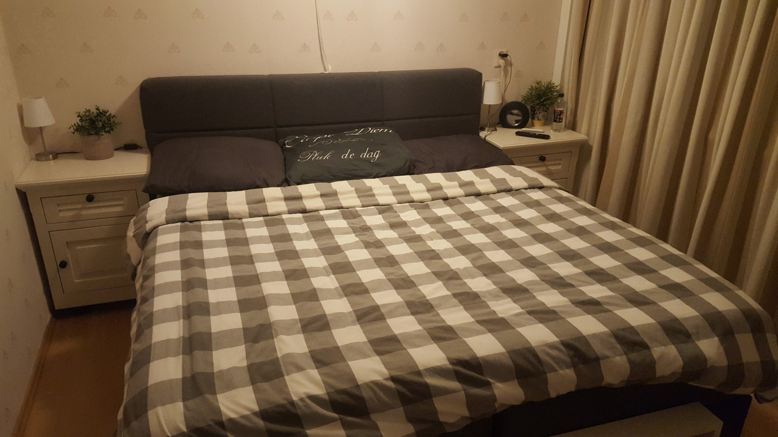 Camera da letto con TV e aria condizionata e persiane per dormire al buio.