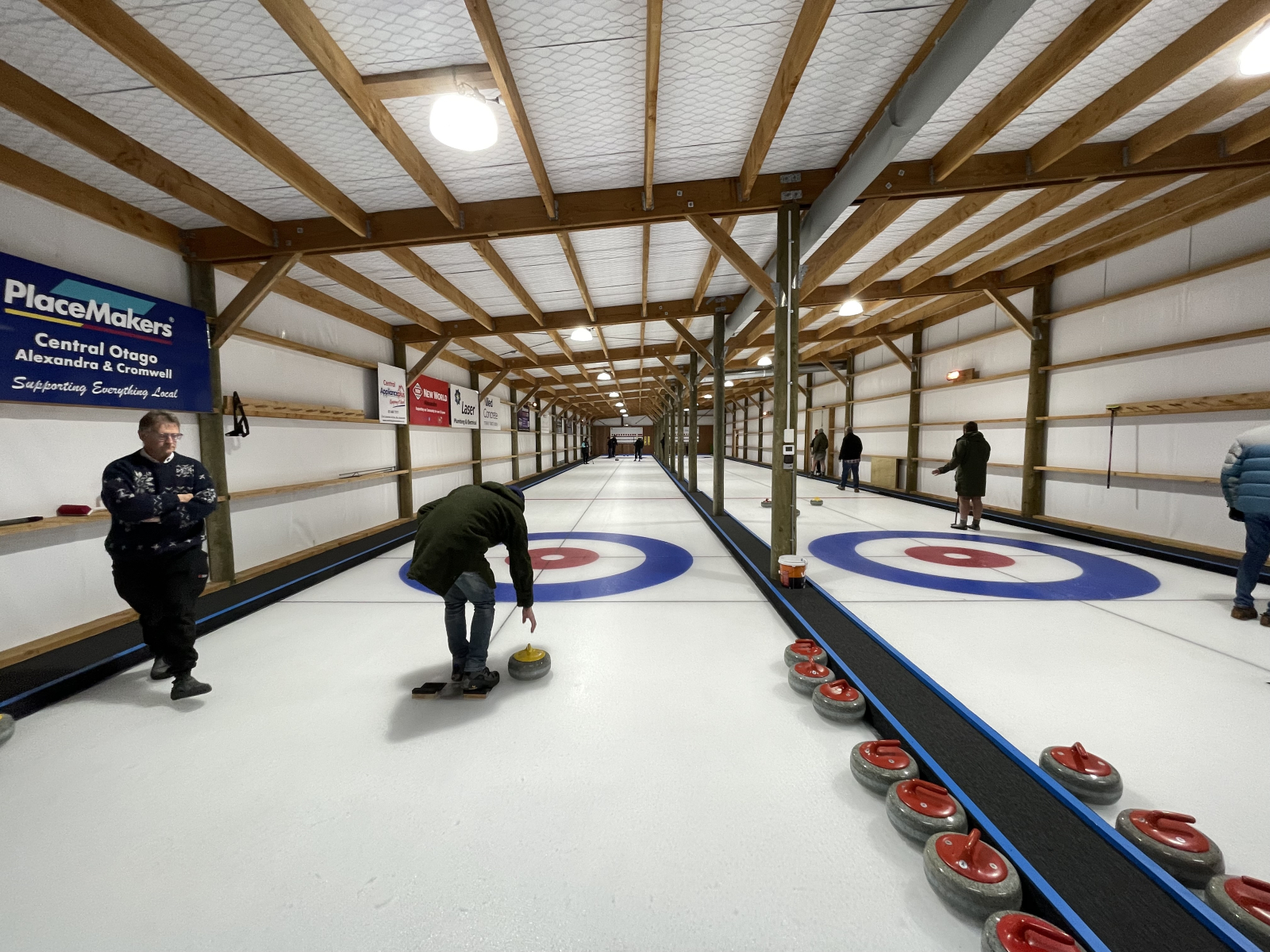 Probieren Sie doch mal Curling aus. Jetzt eine ganzjährige Option, bei der die örtliche Indoor-Eisba ...
