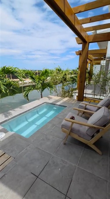 Canal front plunge pool