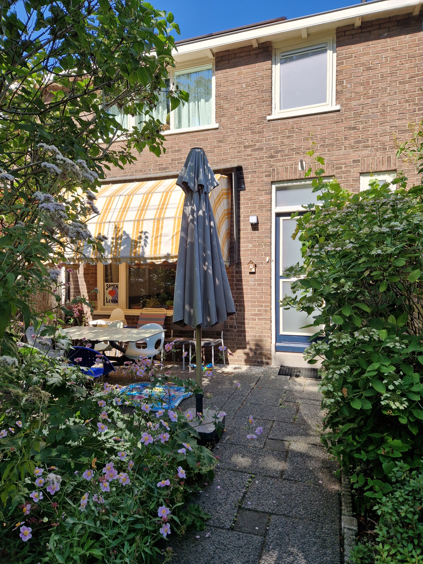 A house with a garden in Dordrecht - the oldest city of Holland. And the Biesbosch, the National Park.