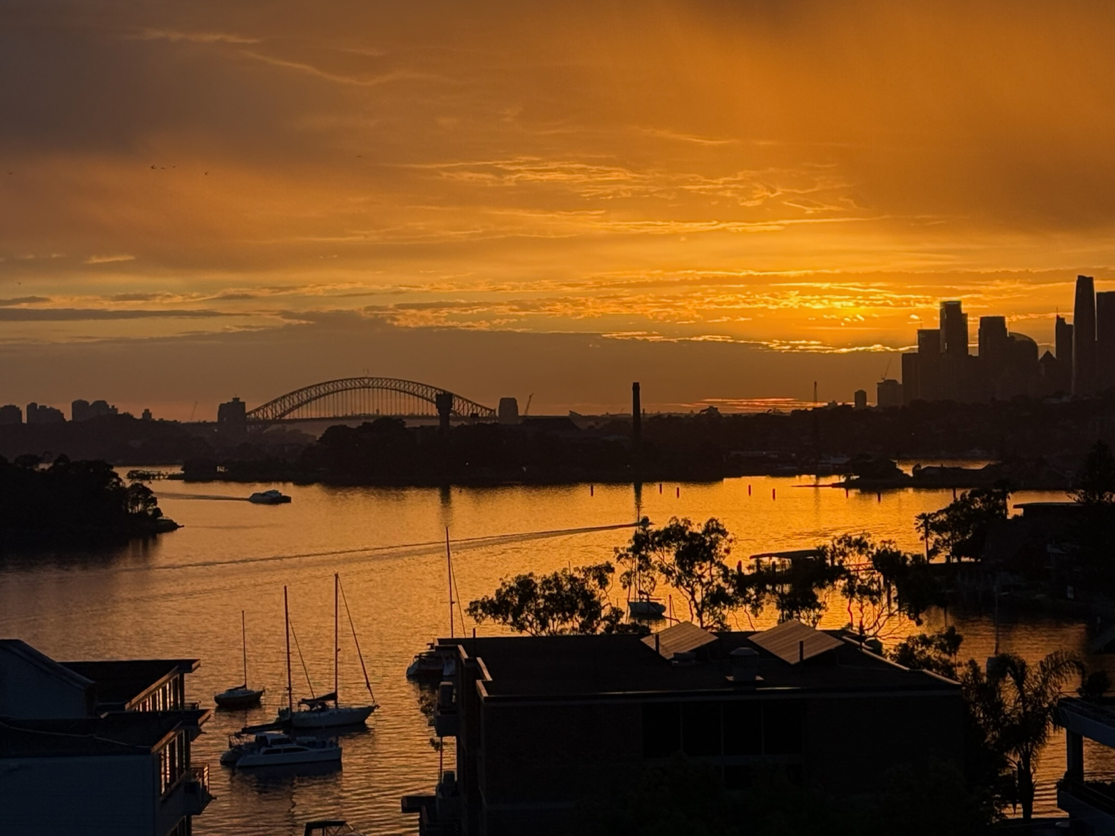 2-bed apartment with 360 water views & Sydney Harbour Bridge