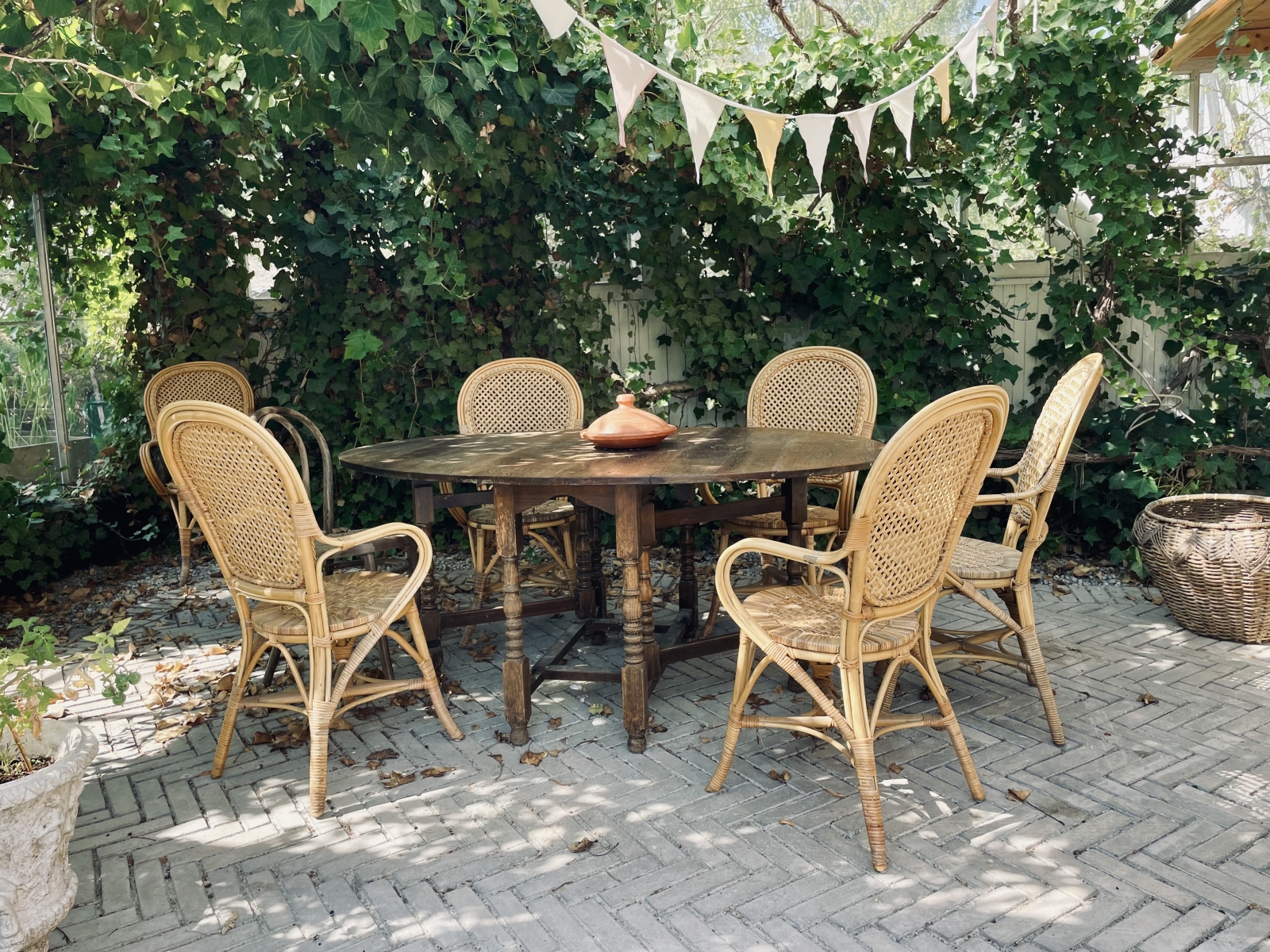 Social beach house by the most beautiful beach in Sweden. Close to nature, several white beaches, tranquility of Österlen and close to buzzing Copenhagen.