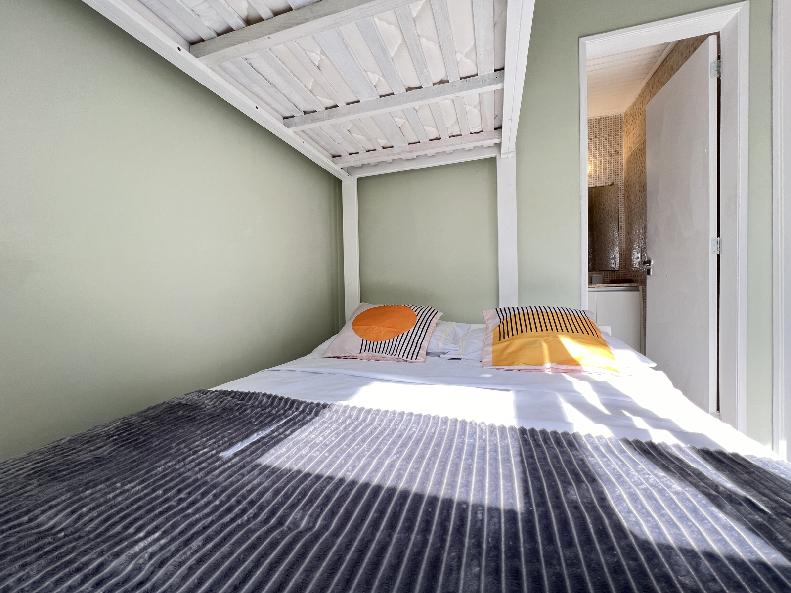 Cama de tamanho padrão (um pouco menor que uma queen size) do quarto # 2