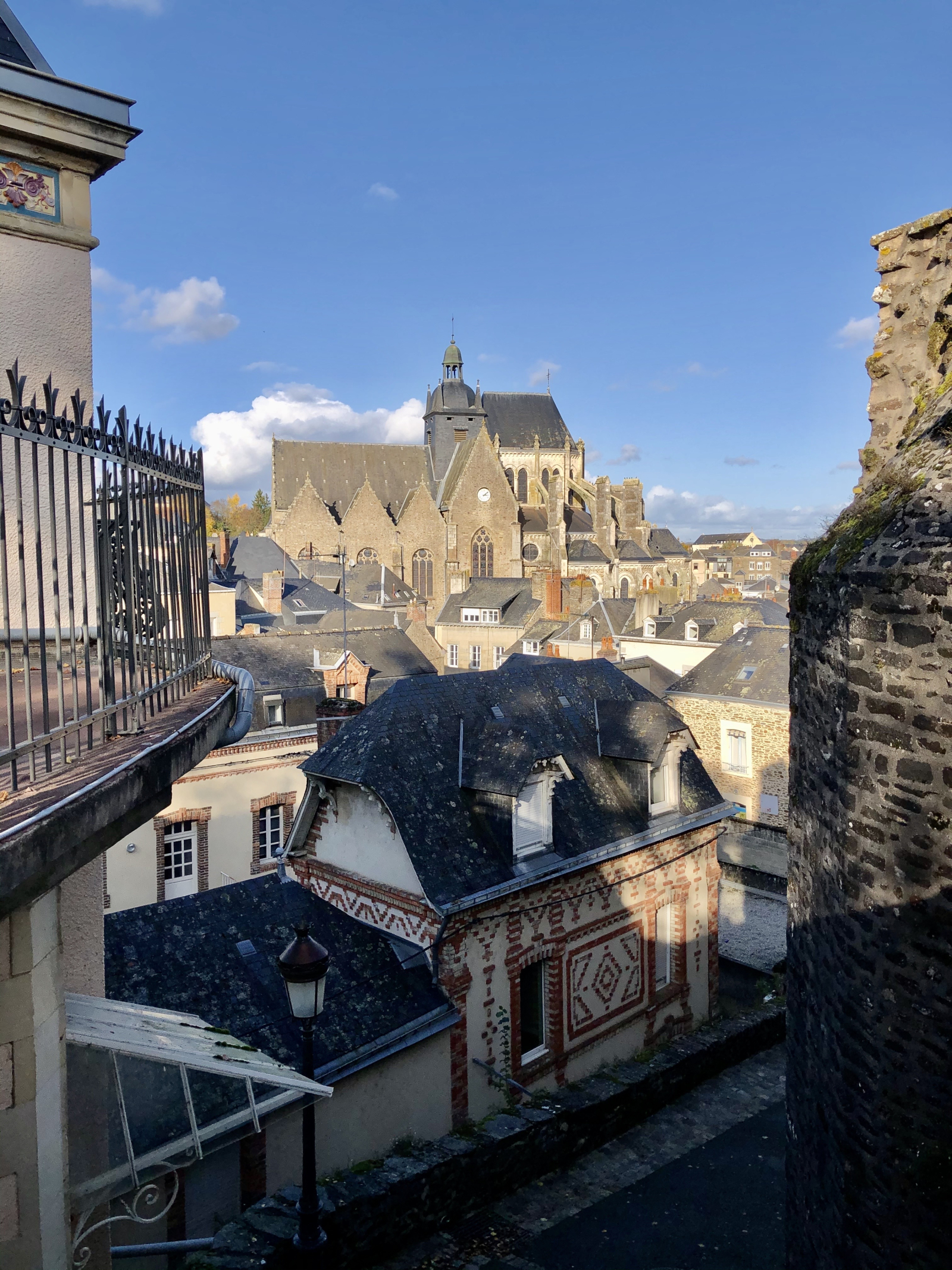 Vista do Chateau Mayenne do outro lado da cidade até Notre Dame des Miracles de Mayenne.