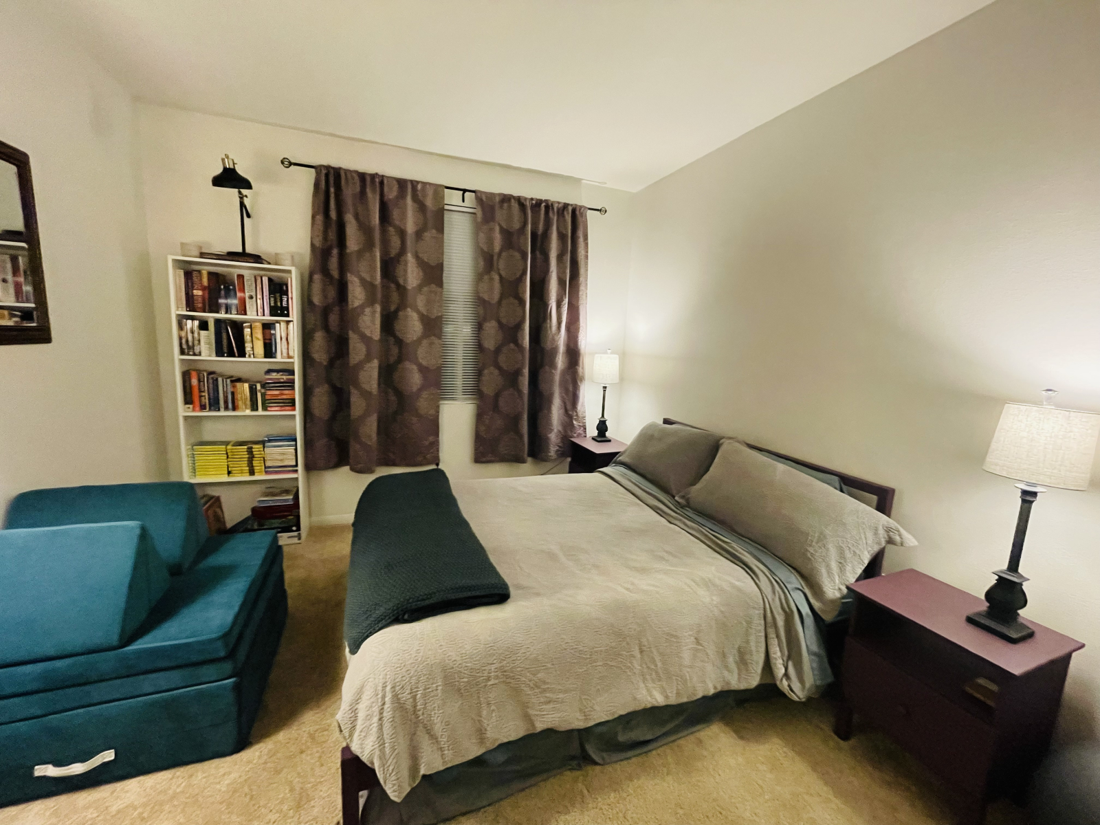 Hier ist das lila/blaugrüne Schlafzimmer. Dieses blaugrüne Nugget, das du links siehst, befindet sic ...