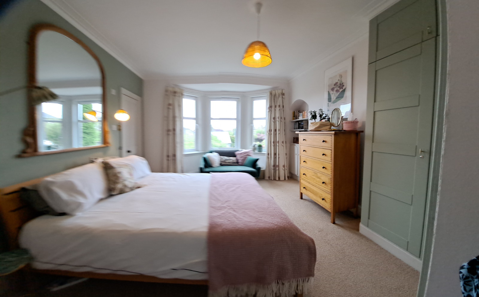 De tweede slaapkamer, compleet met een erkerraam en een kleine badkamer en een eigen badkamer