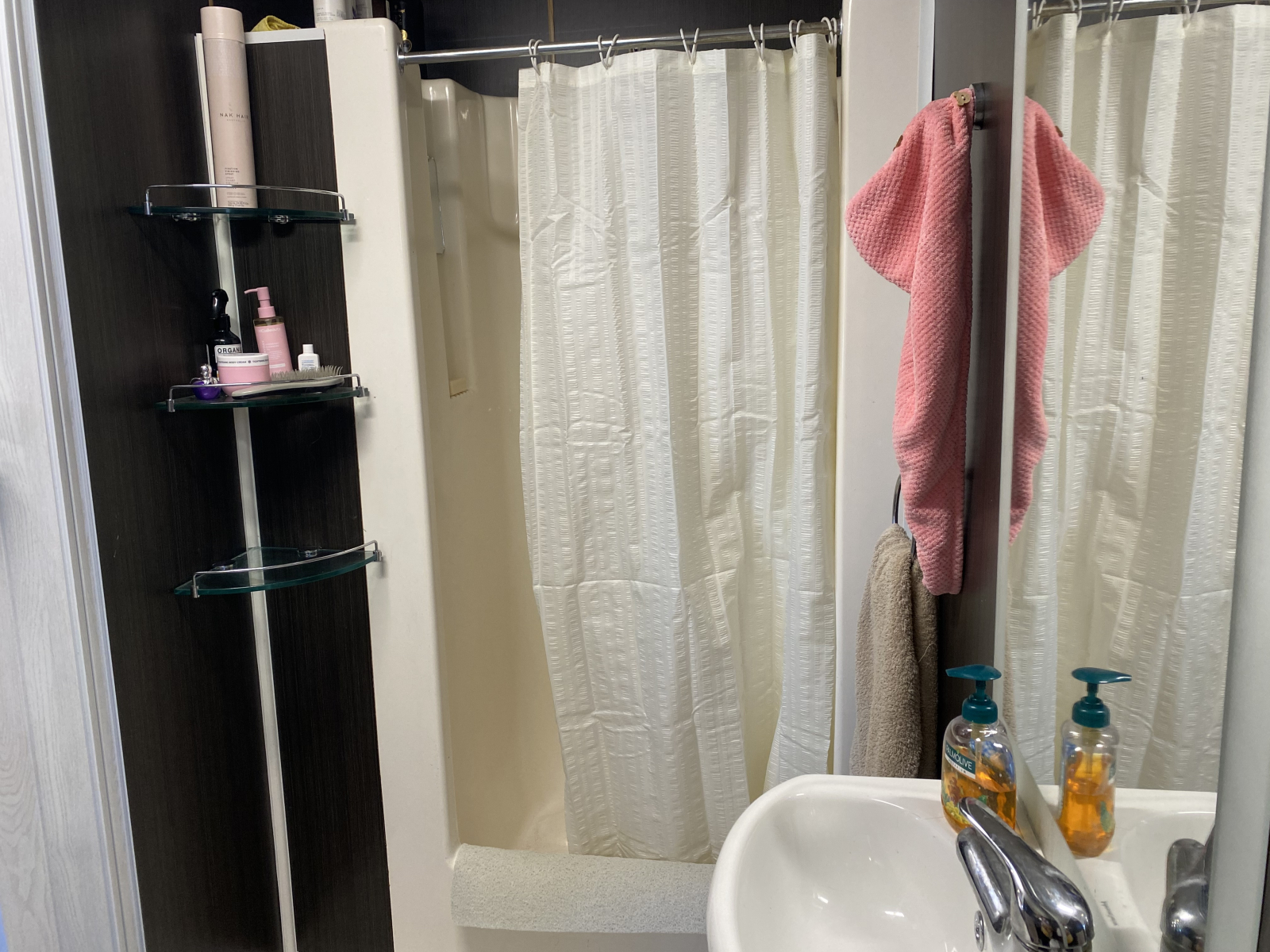 salle de bain avec douche