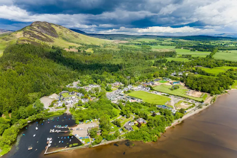 Balmaha vicino a Loch Lomond shores con collina conica sullo sfondo. Una splendida passeggiata sulla riva e un ristorante qui