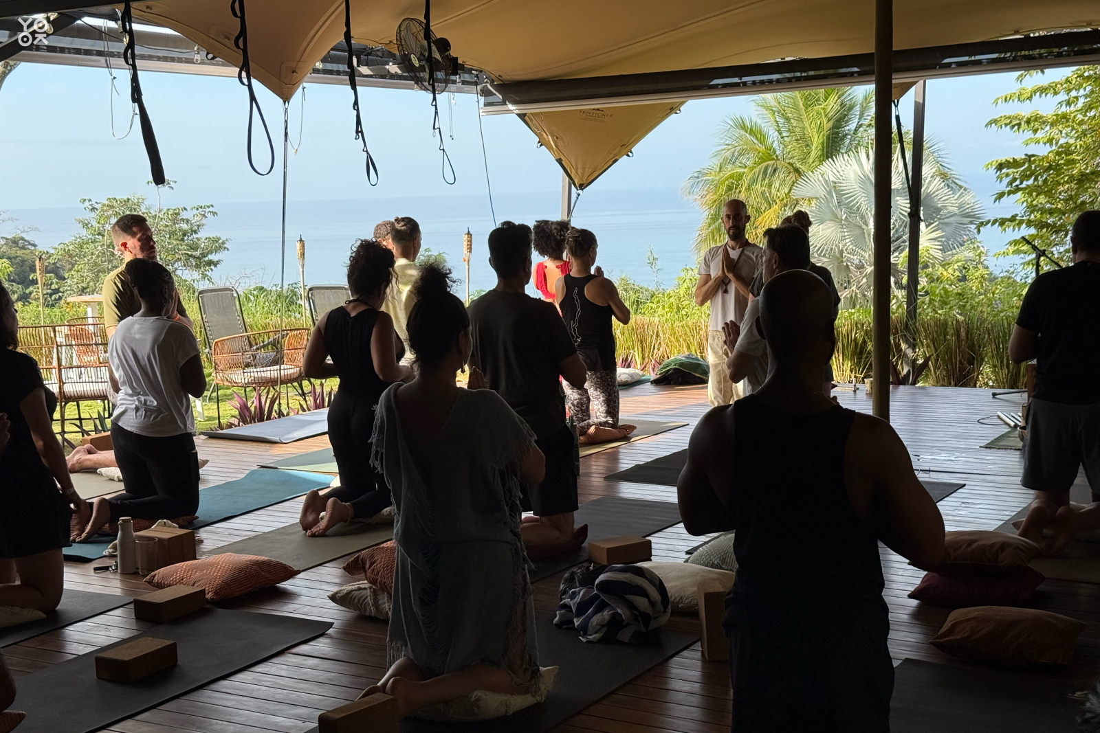 A veces teníamos nuestras sesiones de yoga con nuestros amigos, visitándonos en nuestra terraza de y ...