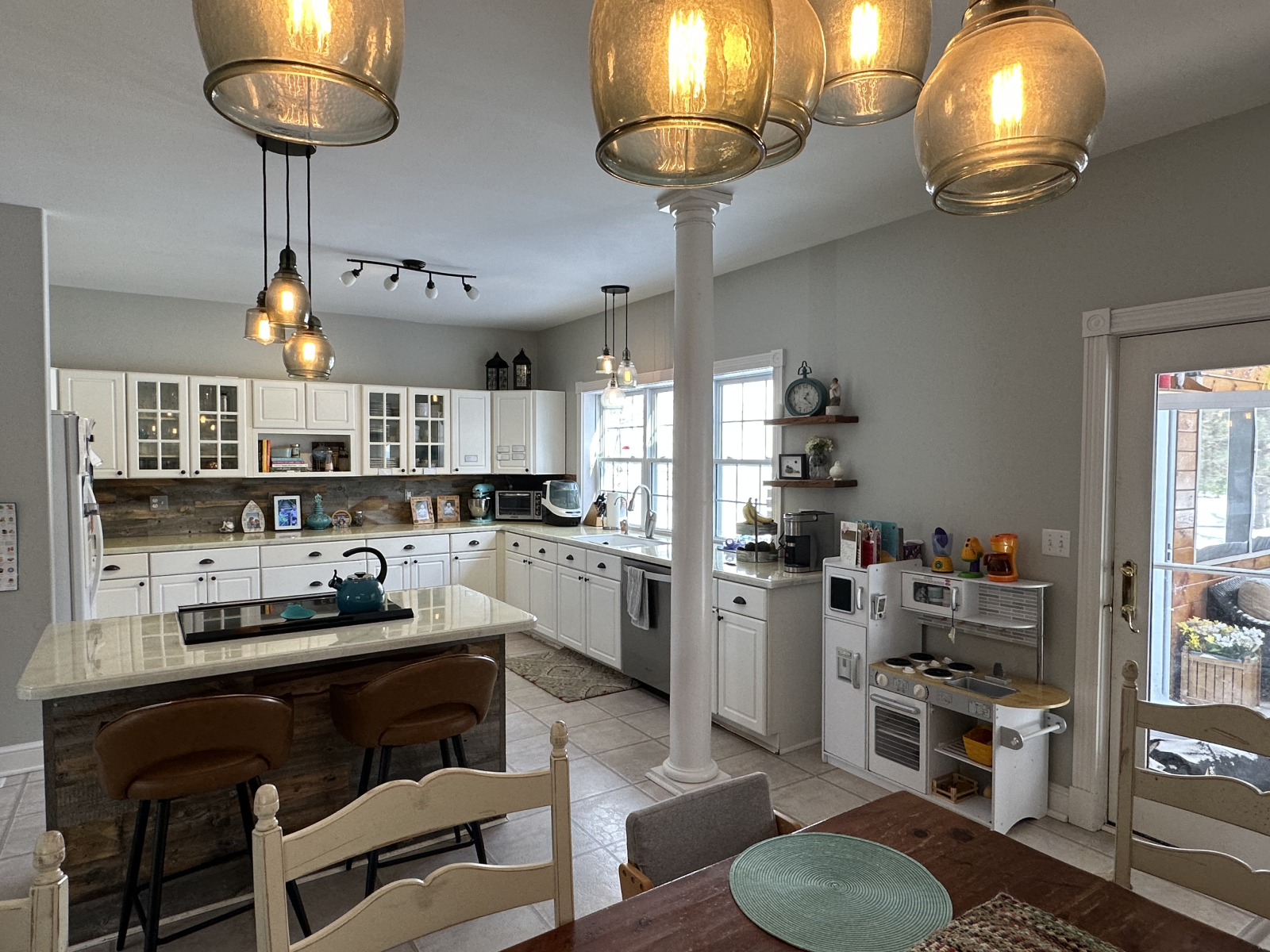 A cozinha combinada e a área de jantar são um ótimo local de encontro.