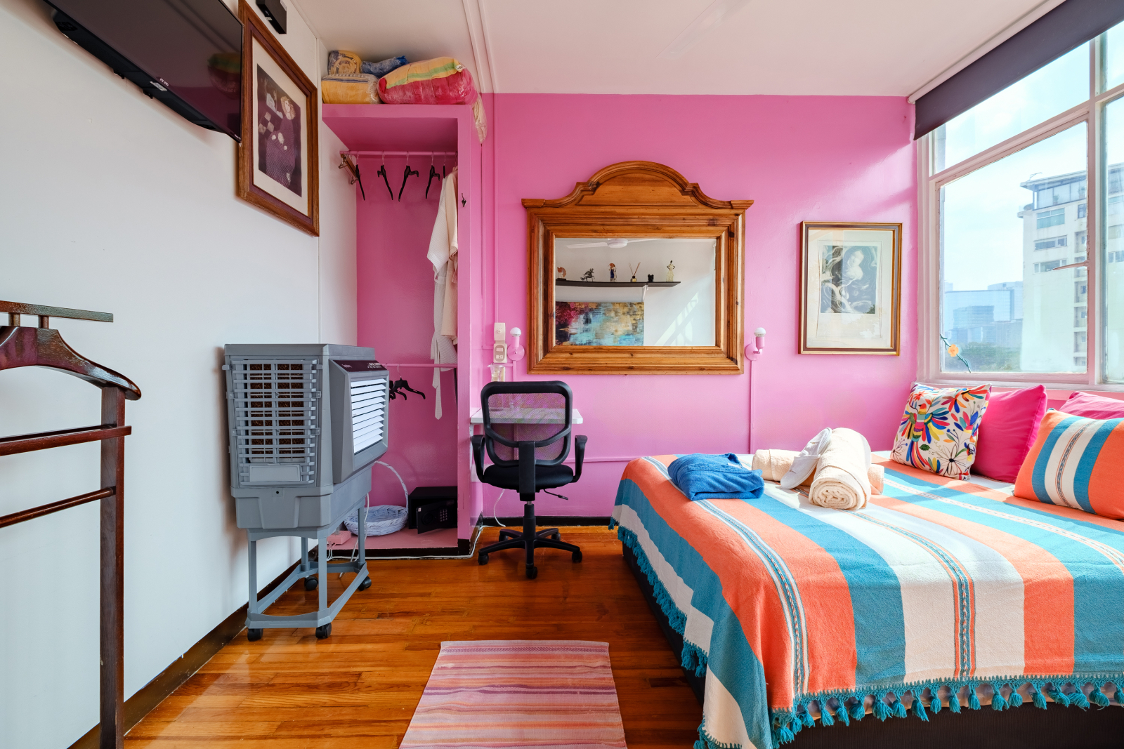 Family Room mar 3 prs travelers seeking a wholesome, safe, and shared environment, this space offers all the comfort you need in the heart of Polanquito.
Equipped with one Queen Size beds + 1 twin size bed, perfect for ensuring a restful sleep  AND SMALL SHARED BATHROOM