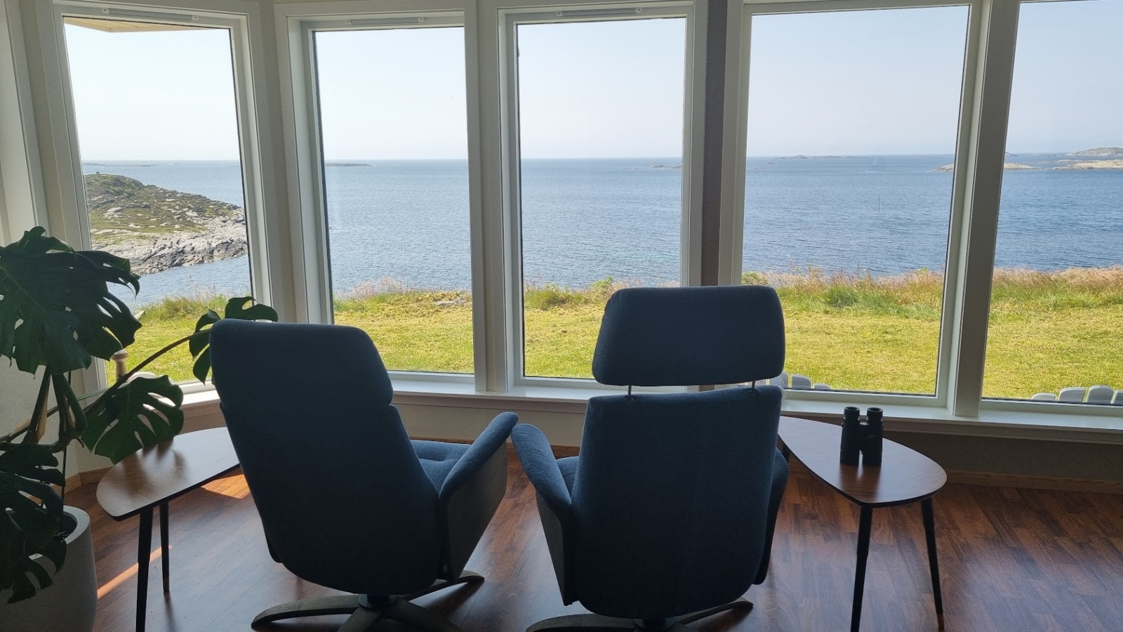 Onbeperkt oceaanzicht in een modern, aan zee gelegen huis