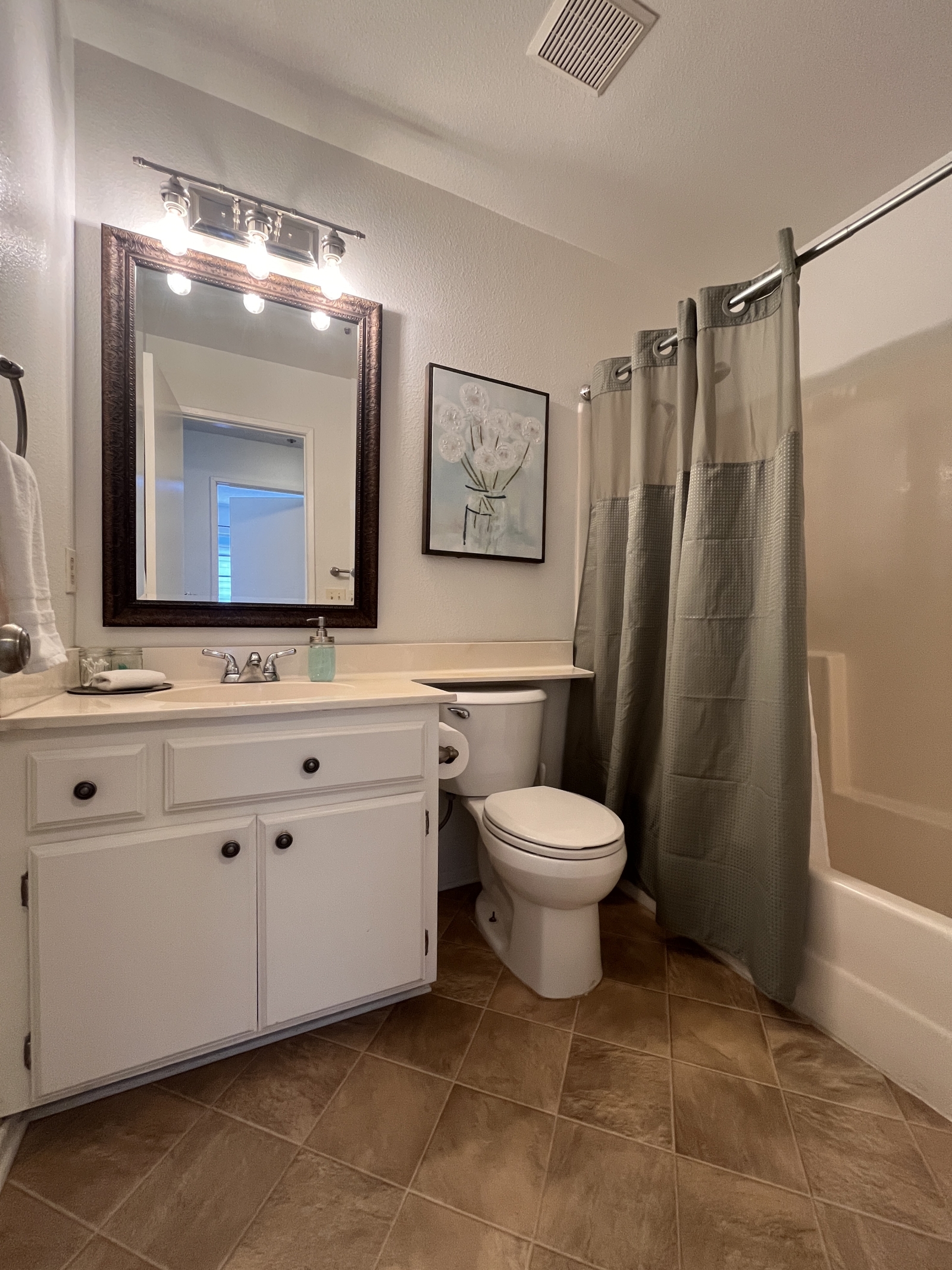 Gated 2bed/2ba Condo, Easy Access to Fwy & Metro Train