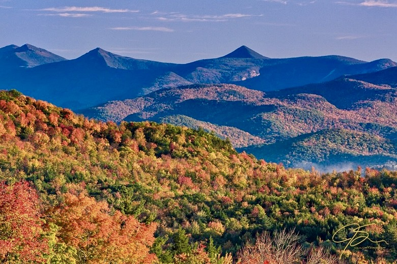 Vistas da Rodovia Kancamagus em New Hampshire, que é um atalho panorâmico de 34 milhas através da Fl ...