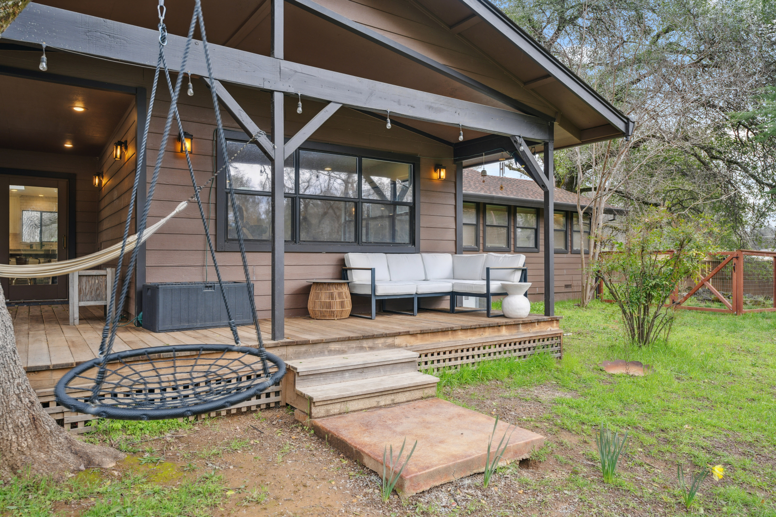 Ampio cortile recintato con ponte, patio, amaca, altalena e cupola per arrampicarsi.