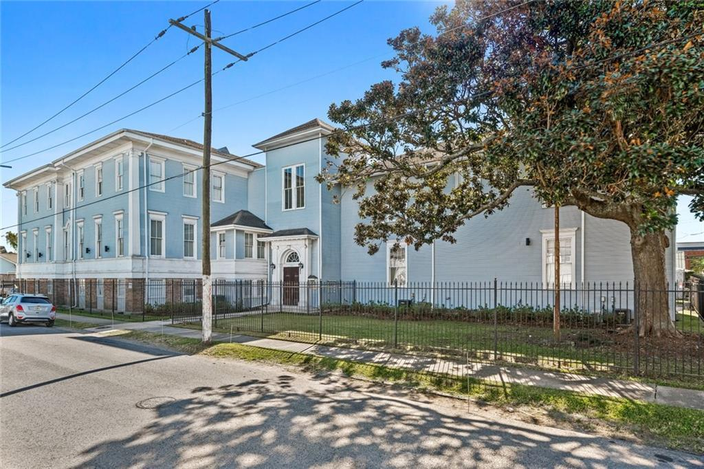 A Thomas Jefferson School foi construída em 1897, o prédio tinha 10 salas de aula que foram converti ...
