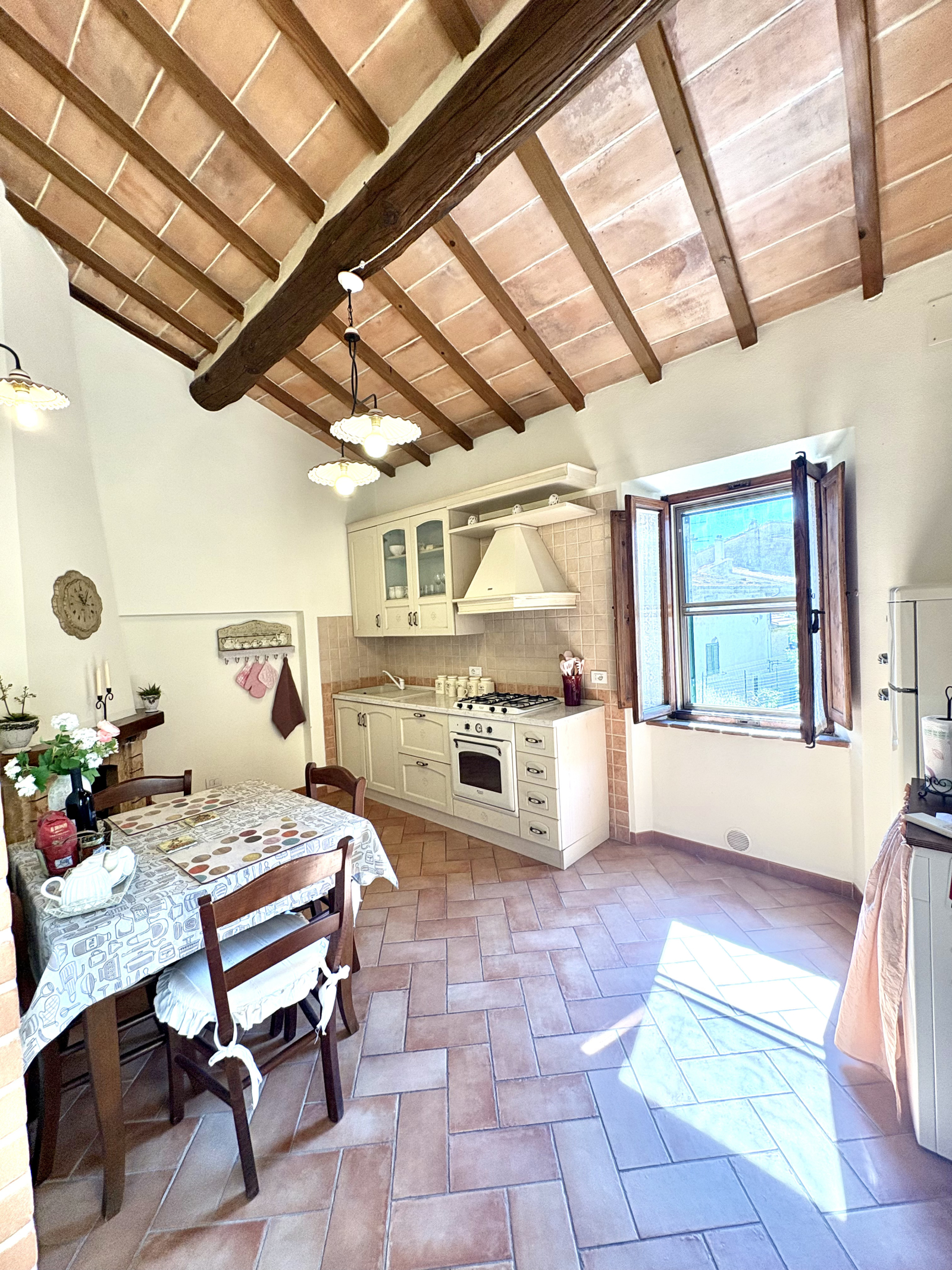 Gezellig huisje in een middeleeuws dorp op een heuvel in Toscane