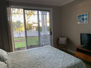 Slaapkamer op een lager niveau met uitzicht op de voortuin