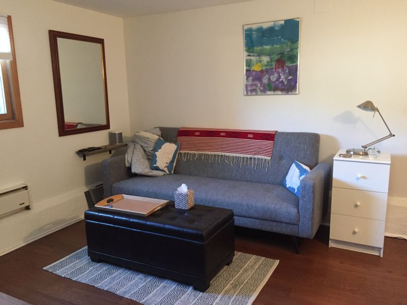 Arbeitszimmer im Erdgeschoss mit großem Fernseher (nicht gezeigt). Das Sofa kann sich verwandeln 
in ein Bett für einen.