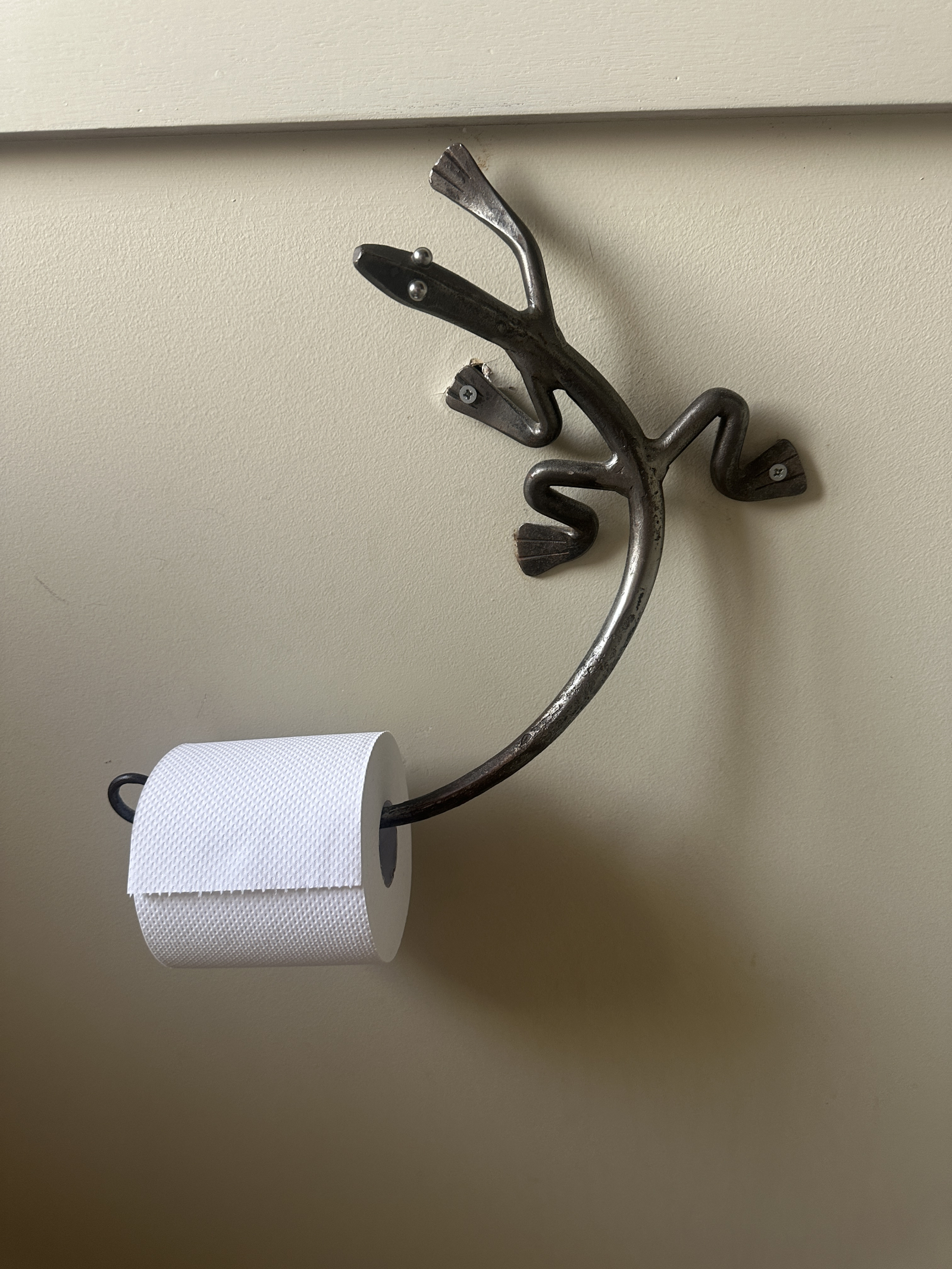 Baño separado. Si te gusta esto, te encantará el otro arte peculiar de nuestra casa