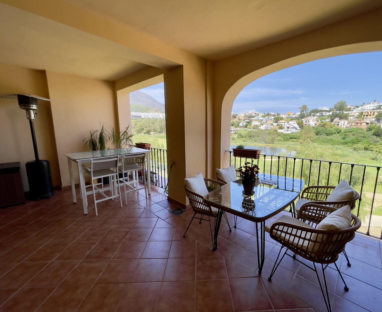 Aproveite as vistas das encostas e da costa da nossa casa na Costa del Sol!