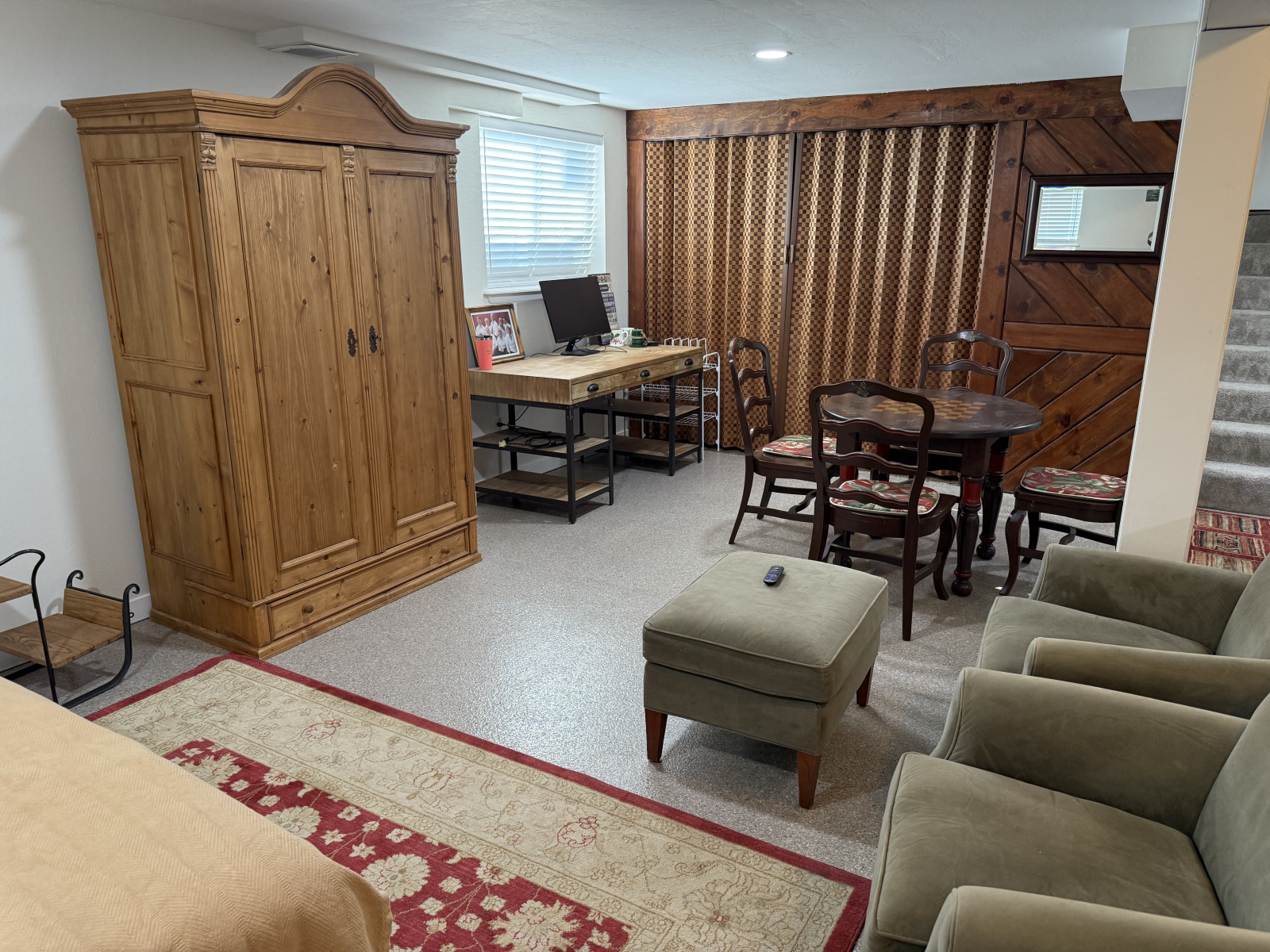 Si les clients ont besoin de travailler pendant leurs déplacements, ce bureau fonctionne parfaitemen ...