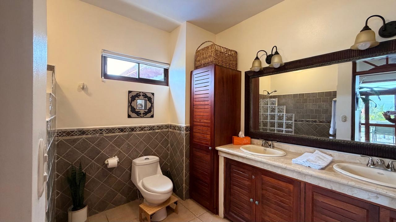 Bagno principale con doppio lavandino.