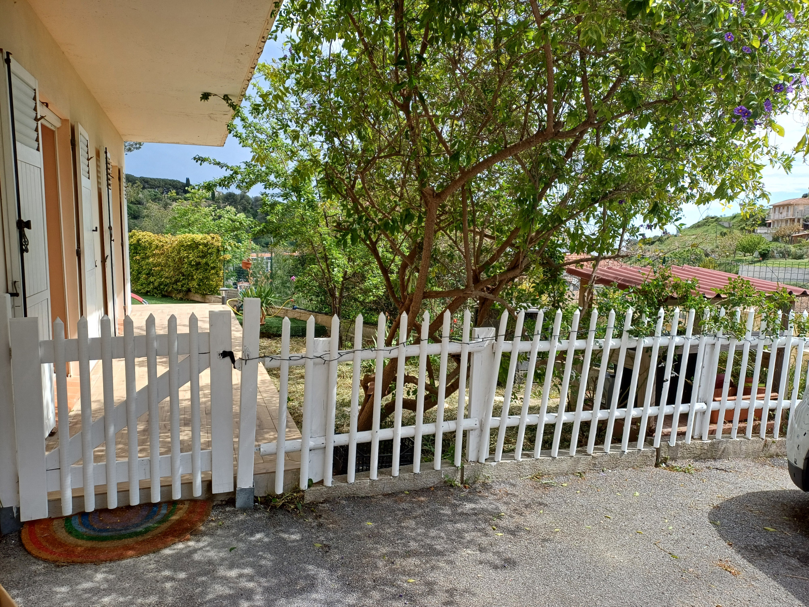 Entrée par la terrasse.
