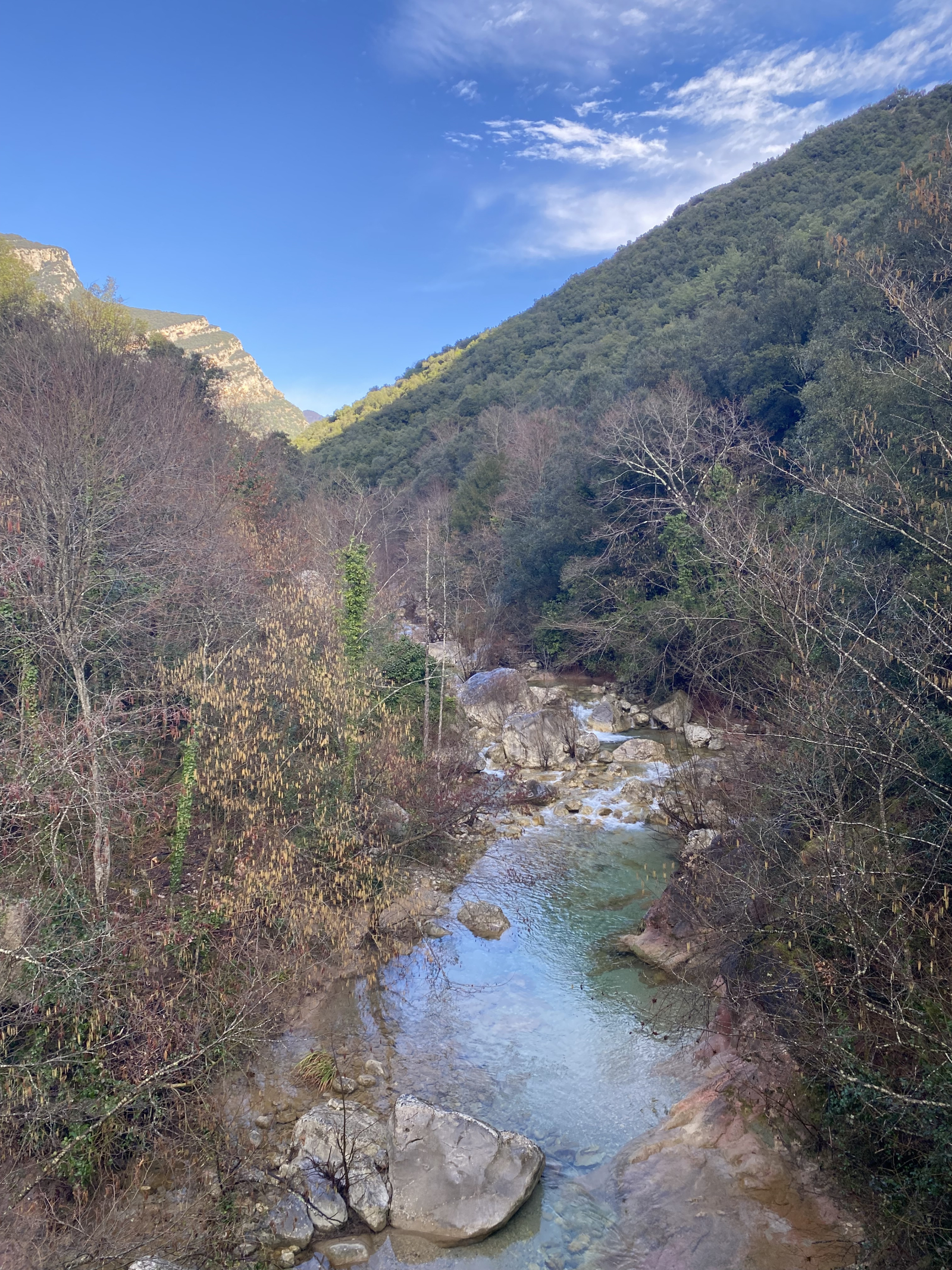 Cataluña, a medio camino del volcán, con una vista preciosa de Olot y sus colinas circundantes.