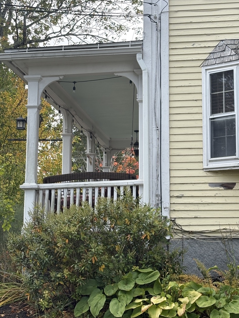 Geräumiges Familienhaus aus den 1850er Jahren, eine Stunde von Boston entfernt, Herz des Apfellandes Neuenglands.